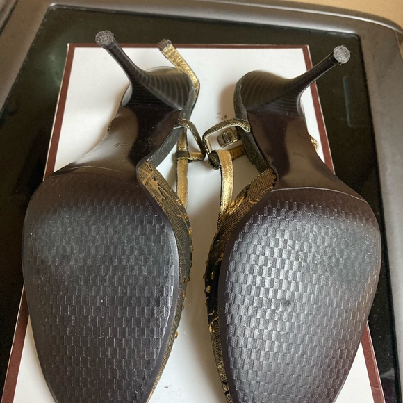 Súper cute, gold, party shoes. Perfect for New Year party 🎉 🎉 🎉 - Picture 5 of 5